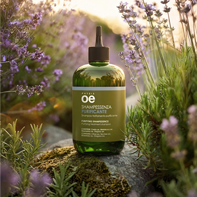 immagine del prodotto dello shampoo deforforante ambientato su sfondo con lavanda